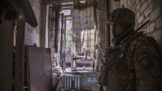Na snímke ukrajinský vojak počas ťažkých bojov na frontovej línii v Severodonecku