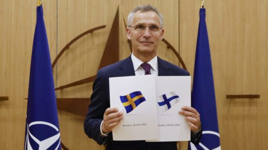 Generálny tajomník NATO Jens Stoltenberg ukazuje dokumenty, prihlášky Švédska a Fínska pre členstvo v NATO.