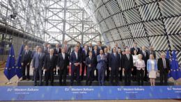 Hlavy štátov Európskej únie a lídri západného Balkánu pózujú na skupinovej fotografii počas samitu EÚ v Bruseli.