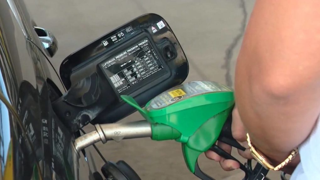 Slovák s falošným evidenčným číslom tankoval v Maďarsku lacný benzín