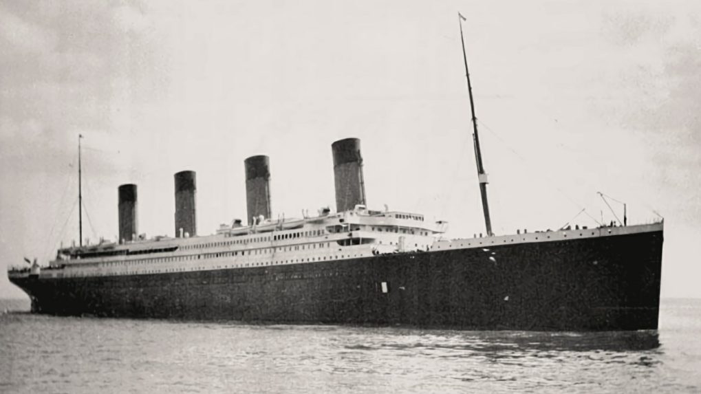 Na dobovej snímke je loď Titanic zachytená na začiatku svojej plavby.