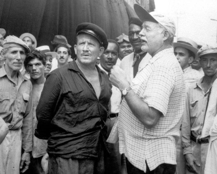 Herec Spencer Tracy a spisovateľ Ernest Hemingway pri nakrúcaní adaptácie novely Starec a more 1956).