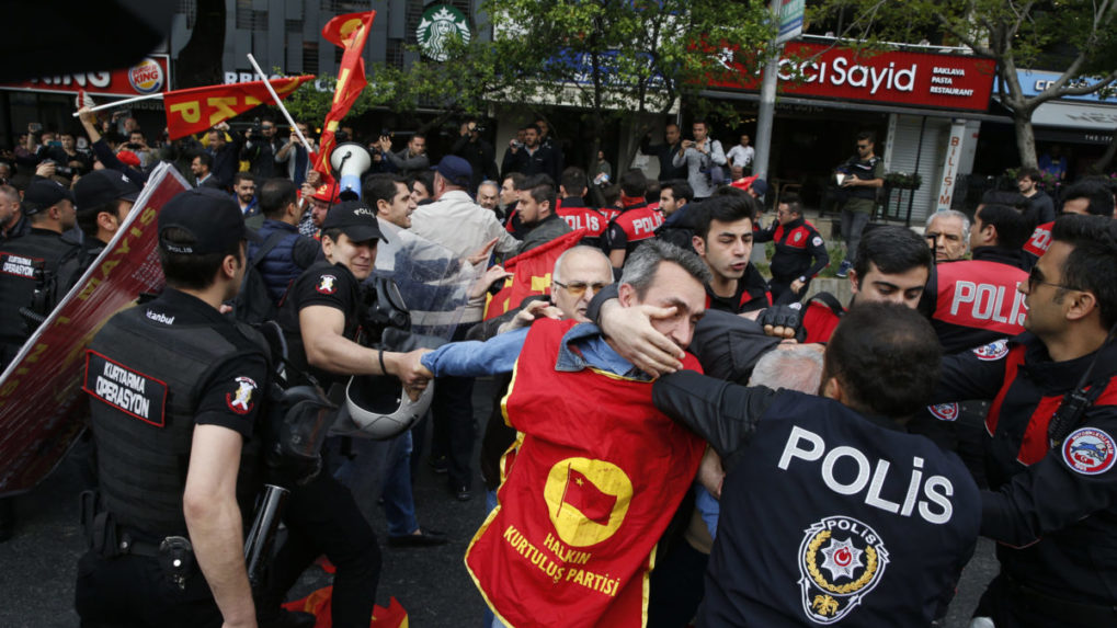 Polícia zadržala na protestoch v Istanbule 170 ľudí