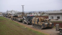 Konvoj tureckých armádnych vozidiel sa nachádza neďaleko sýrskeho mesta Idlib.