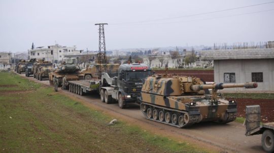 Konvoj tureckých armádnych vozidiel sa nachádza neďaleko sýrskeho mesta Idlib.