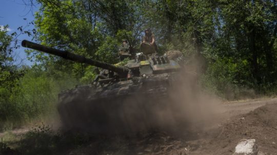 Ukrajinskí vojaci sa presúvajú v tanku.