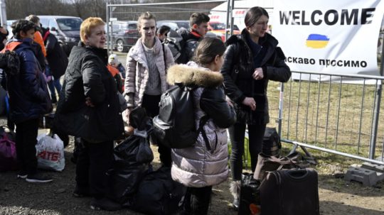 Na snímke utečenci prichádzajú do veľkokapacitného krízového centra pre utečencov z Ukrajiny v Michalovciach.