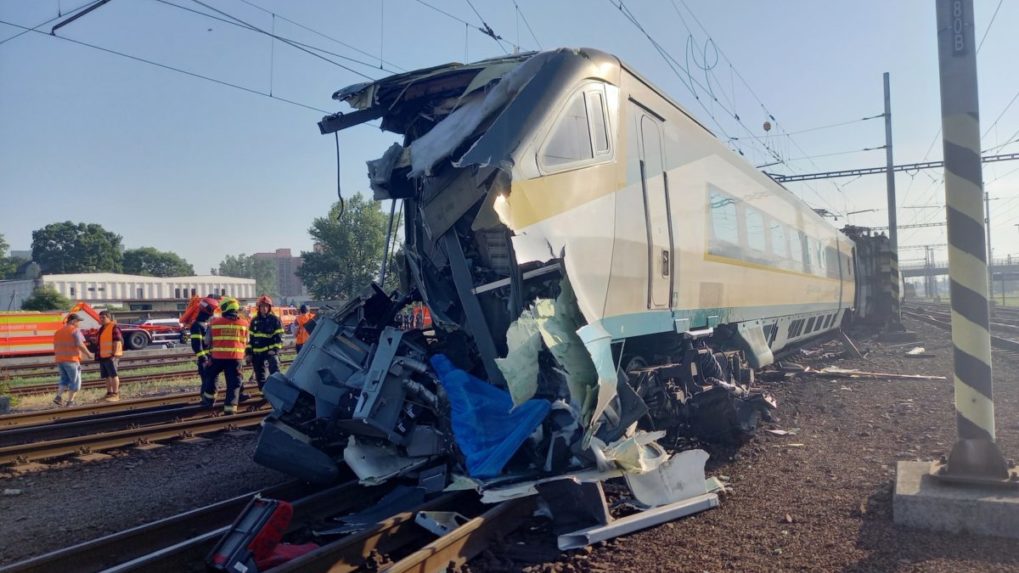 Pri zrážke vlakov v Bohumíne zomrel rušňovodič, piati ďalší ľudia utrpeli zranenia