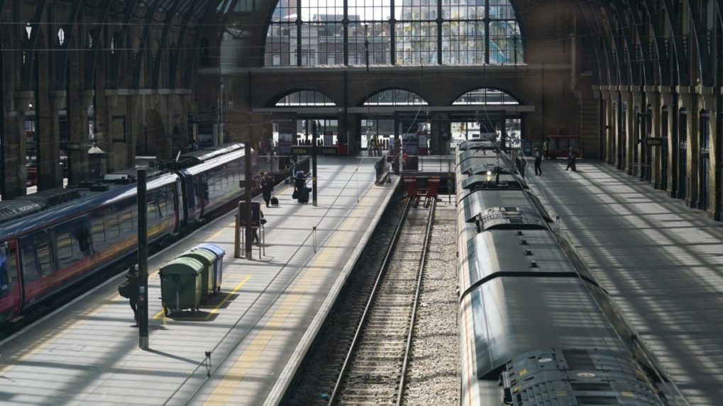 Britskí železničiari pokračujú v štrajku, so zamestnávateľmi sa nedohodli