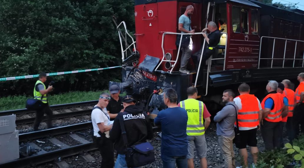 Pri vlakovej nehode nikto nezomrel, hospitalizovali 15 pacientov