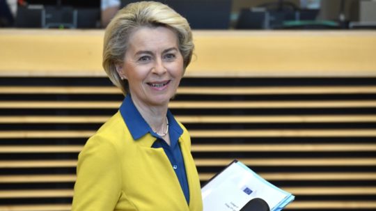 Na snímke predsedníčka Európskej komisie Ursula von der Leyenová oblečená v ukrajinských národných farbách.
