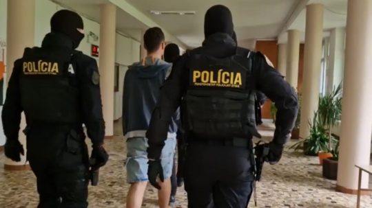 Policajti a obvinený študent Volodymyr počas rekonštrukcie vraždy ukrajinskej študentky na bratislavskom internáte.