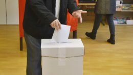 vhadzovanie volebného lístka do urny