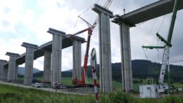 ukladanie nosníkov na mostnej konštrukcii na úseku D1 Lietavská Lúčka – Dubná Skala