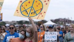 Na snímke protest vo Washingtone proti strelným zbraniam.