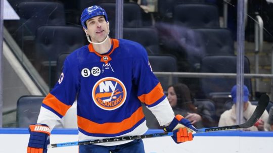 Slovenský hokejista Zdeno Chára v drese New York Islanders.