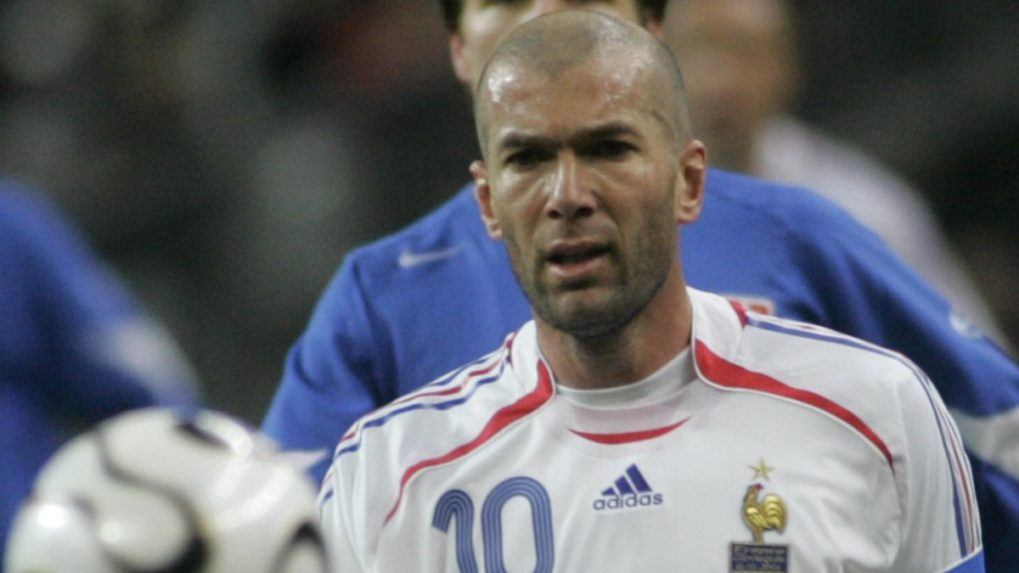 Hlavička do hrude, trofeje do ruky. Zinedine Zidane zbieral úspechy ako hráč aj tréner