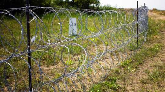 Na fotografii plot z ostnatého drôtu proti migrantom na srbsko-maďarských hraniciach.