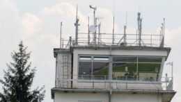 Na ilustračnej snímke riadiaca veža na letisku Sliač.