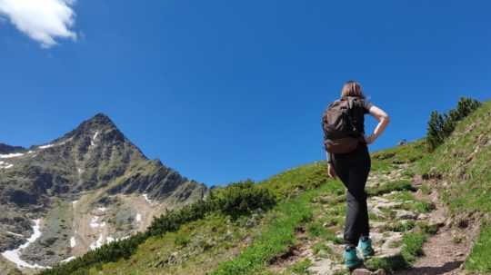 Na snímke turistka počas výstupu na Kopské sedlo vo Vysokých Tatrách