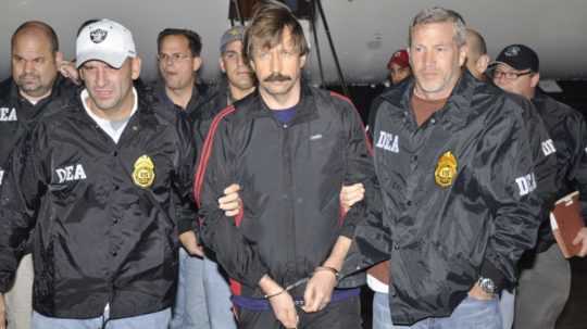 Lietadlo na palube s ruským občanom Viktorom Butom (uprostred), podozrivým z obchodovania so zbraňami, pristálo 17. novembra 2010 na letisku v okrajovej časti New Yorku