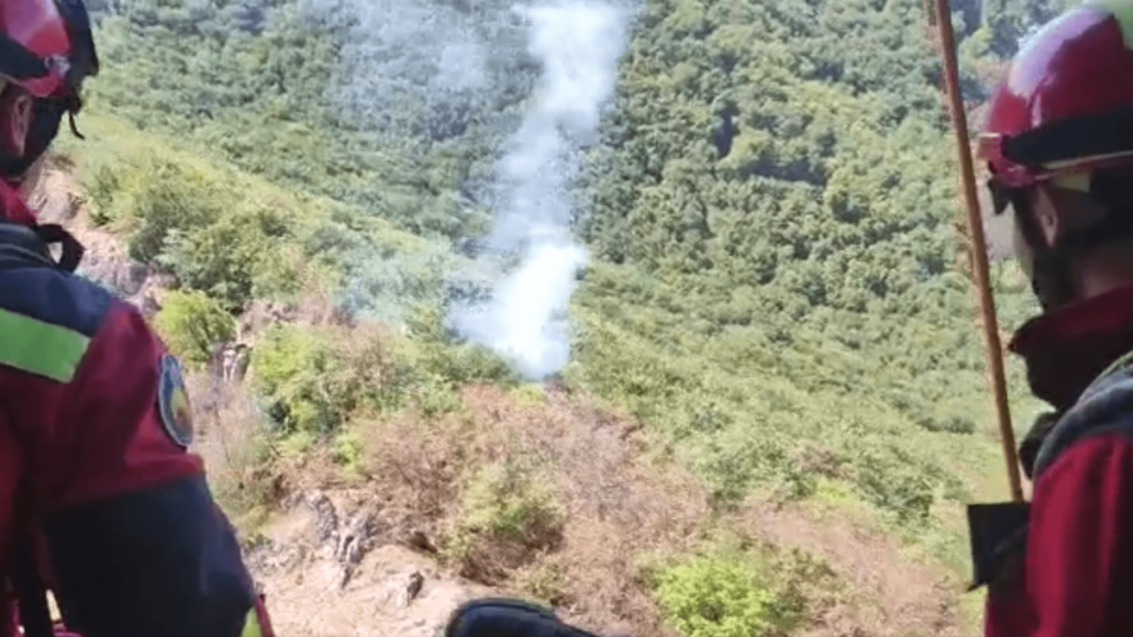 Pri požiari lesa neďaleko Malej Lodiny zasahuje viac ako 70 hasičov