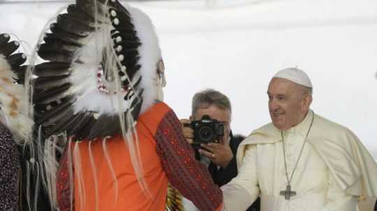 Na snímke pápež František na stretnutí s domorodými komunitami.