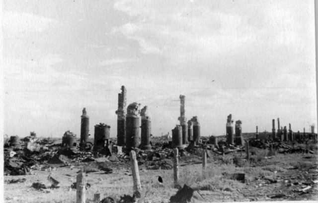 Zničený Stalingrad. Z budov sa zachovali len komíny ako najpevnejšie časti budov.