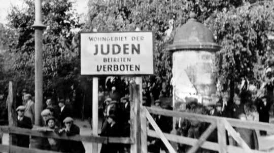 Na archívnej snímke Varšavské geto. Vstup do geta s nemeckým nápisom: Oblasť obývaná Židmi, vstup zakázaný.