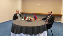 Na fotografii stretnutie ministra zahraničných vecí Azerbajdžanu Ceyhuna Bayramova a arménskeho ministra zahraničných vecí Ararata Mirzoja.