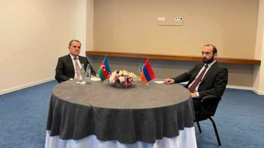 Na fotografii stretnutie ministra zahraničných vecí Azerbajdžanu Ceyhuna Bayramova a arménskeho ministra zahraničných vecí Ararata Mirzoja.