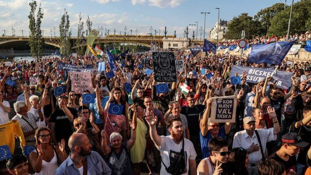 Tisícky ľudí v Maďarsku demonštrovali proti novej daňovej politike vlády