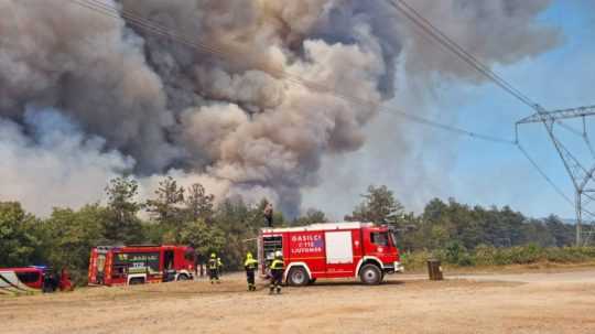Požiar v Kremenjaku hasí 50 hasičských jednotiek a 400 hasičov.