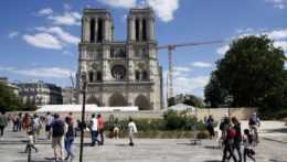 Ľudia kráčajú po nádvorí katedrály Notre Dame
