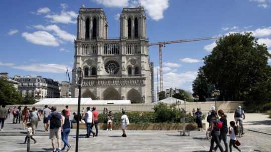 Ľudia kráčajú po nádvorí katedrály Notre Dame