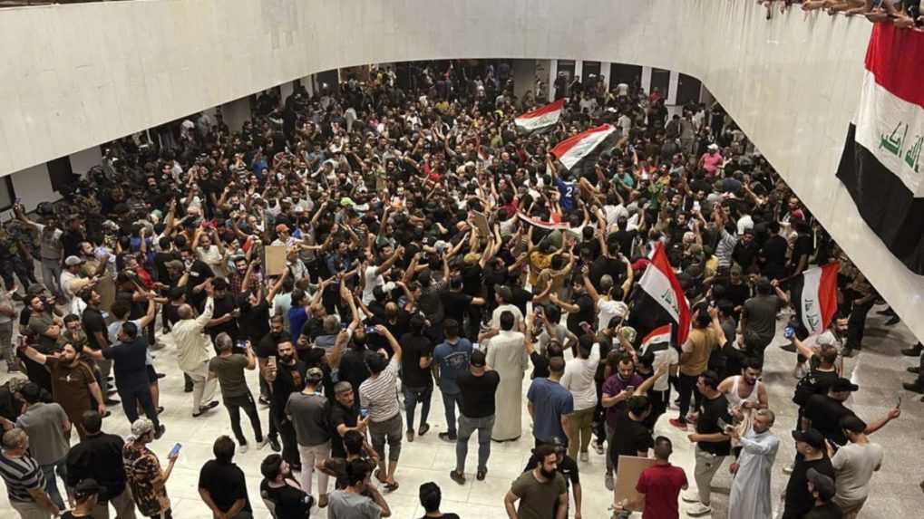 V Iraku vtrhli do parlamentu demonštranti