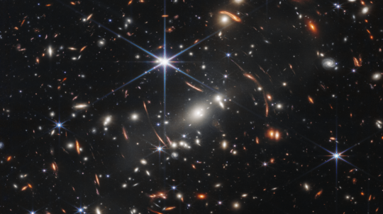 Na snímke sa nachádza ďaleký vesmír s množstvom galaxií a hviezd.