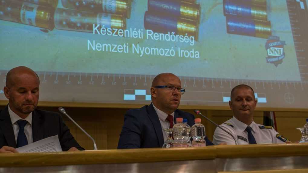Slovenskí a maďarskí policajní predstavitelia informujú o odhalení drogového gangu.