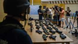 Policajti prezentujú zhabané ilegálne držané zbrane