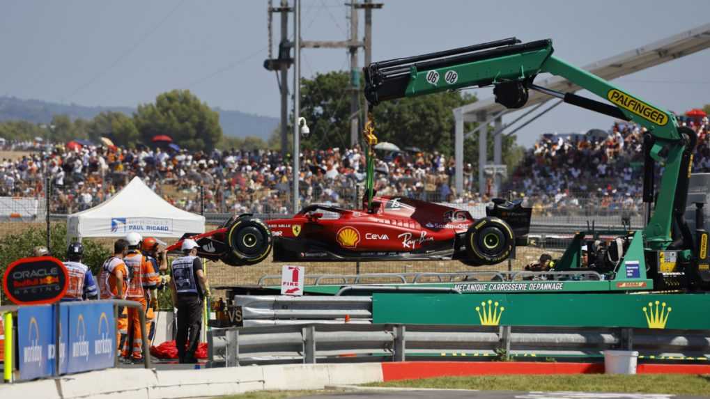 Traťoví komisári odstraňujú monopost Ferrari monackého pilota formuly 1 Charlesa Leclerca.