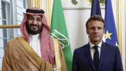 Francúzsky prezident Emmanuel Macron (vpravo) a saudskoarabský korunný princ Muhammad bin Salmán počas stretnutia v Elyzejskom paláci 28. júla 2022.