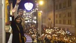 Malála Júsufzaiová po odovzdávaní Nobelovej ceny za mier v Osle. Prišli ju privítať tisíce ľudí.