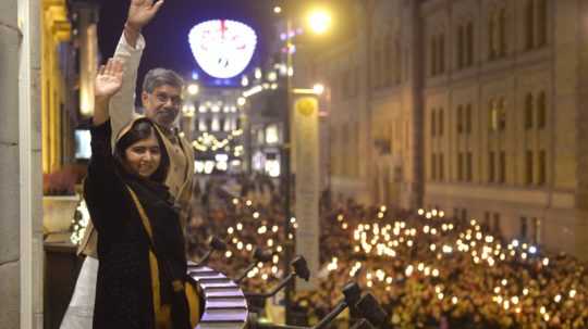 Malála Júsufzaiová po odovzdávaní Nobelovej ceny za mier v Osle. Prišli ju privítať tisíce ľudí.