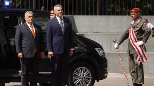 Rakúsky kancelár Karl Nehammer (vpravo) víta maďarského premiéra Viktora Orbána vo Viedni.