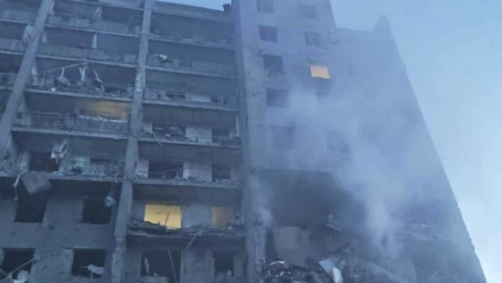 Odesa - Hasiči hasia požiar obytnej budovy po ruskom raketovom útoku v ukrajinskom meste Odesa 1. júla 2022. štrnás ľudí zahynulo v piatok pri raketovom útoku na obytnú budovu v Odeskej oblasti na juhu Ukrajiny, uviedli tamojšie úrady.