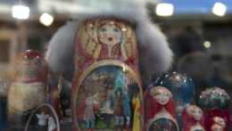 Tradičné ruské matriošky sú vystavené na predaj v Moskve