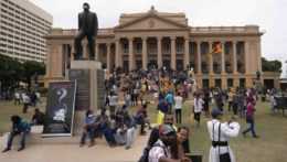 Dav protivládnych demonštrantov pred sídlom prezidentskej rezidencie v Srí Lanke