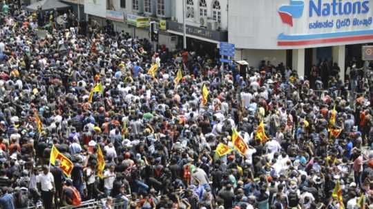 Demonštranti na ulici v hlavnom meste Colombo.