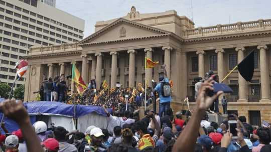 Dav protestujúcich na Srí Lanke pred prezidentským palácom.