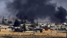 Na snímke stúpa dym po bombardovaní Sýrie tureckými vojskami.